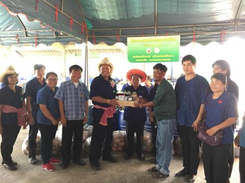 สำนักงานการปฏิรูปที่ดินจังหวัดสระบุรี ร่วมกับ ศูนย์หม่อนไหมเฉลิมพระเกียรติฯ สระบุรี และสถานีพัฒนาที่ดินสระบุรี  มอบปัจจัยการผลิต (ถัง กากน้ำตาล  สารชีวภาพ พด. และท่อนพันธุ์หม่อน) ให้แก่กลุ่มเกษตรกรทฤษฎีใหม่ ปี 60 และ ปี 61