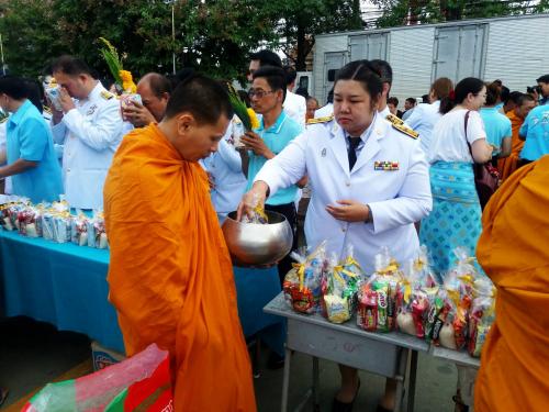 สำนักงานการปฏิรูปที่ดินจังหวัดสระบุรี ร่วมพิธีทำบุญตักบาตรถวายพระราชกุศล พระบาทสมเด็จพระปรมินทรมหาภูมิพลอดุลยเดช บรมนาถบพิตร และถวายพระพรชัยมงคลสมเด็จพระนางเจ้าสิริกิติ์ พระบรมราชินีนาถ ในรัชกาลที่ ๙