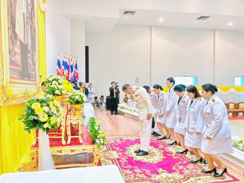 เวลา ๐๖.๑๕ น. นายอรรณพ ควรพิบูลย์  รักษาราชการแทนปฏิรูปที่ดินจังหวัดสระบุรี พร้อมด้วย เจ้าหน้าที่สำนักงานการปฏิรูปที่ดินจังหวัดสระบุรี ร่วมพิธีเนื่องในวันคล้ายวันเฉลิมพระชนมพรรษา พระบาทสมเด็จพระปรมินทรมหาภูมิพลอดุลยเดชบรมนาถบพิตร วันชาติ และวันพ่อแห่งชาติ