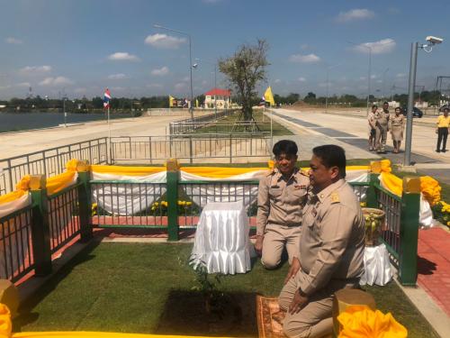 นายวินัย เมฆดำ ปฏิรูปที่ดินจังหวัดสระบุรี ร่วมปลูกต้นรวงผึ้งพระราชทานสมเด็จพระเจ้าอยู่หัว  เป็นปฐมฤกษ์พร้อมกันกับจังหวัดอื่นๆ ทั่วประเทศ  ตามโครงการ 1 จังหวัด 1 ถนนเฉลิมพระเกียรติ เพื่อเฉลิมพระเกียรติสมเด็จพระเจ้าอยู่หัว