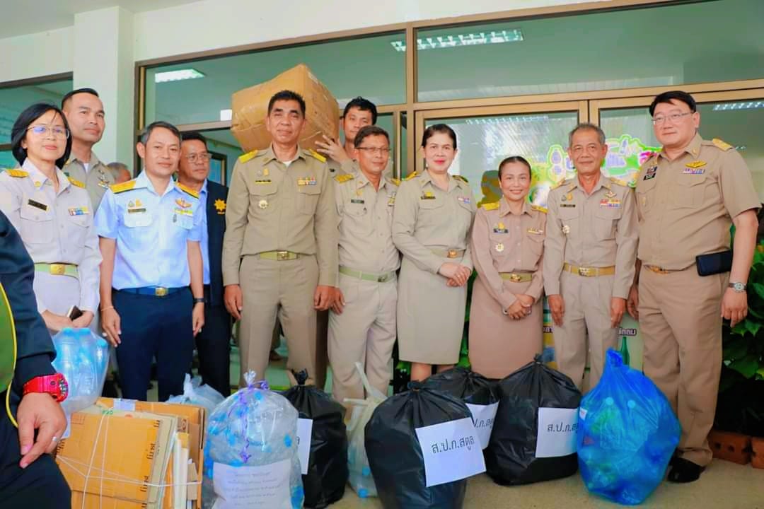  ปฏิรูปที่ดินจังหวัดสตูล พร้อมด้วยบุคลากรของ ส.ป.ก.สตูล และหัวหน้าส่วนราชการสังกัดกระทรวงเกษตรและสหกรณ์ ส่งมอบขยะรีไซเคิล