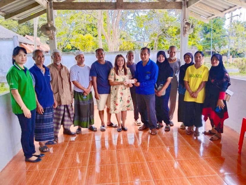 ปฏิรูปที่ดินจังหวัดสตูล ทำหน้าที่เป็นผู้แทนคณะกรรมการมูลนิธิไชยยงค์ ชูชาติ มอบทุนมูลนิธิไชยยงค์ฯ จำนวน 20,000 บาทแก่กลุ่มเกษตรกร