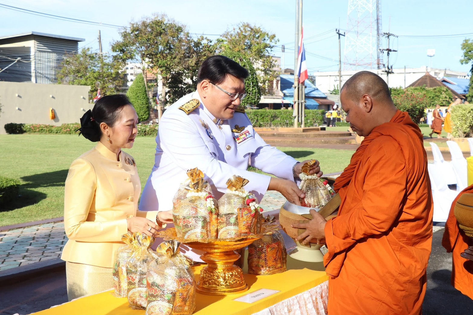 title - ปฏิรูปที่ดินจังหวัดสตูล พร้อมด้วยบุคคลากร ร่วมพิธีสวดพระพุทธมนต์และทำบุญตักบาตร ถวายพระราชกุศล เนื่องในโอกาส “วันนวมินทรมหาราช”