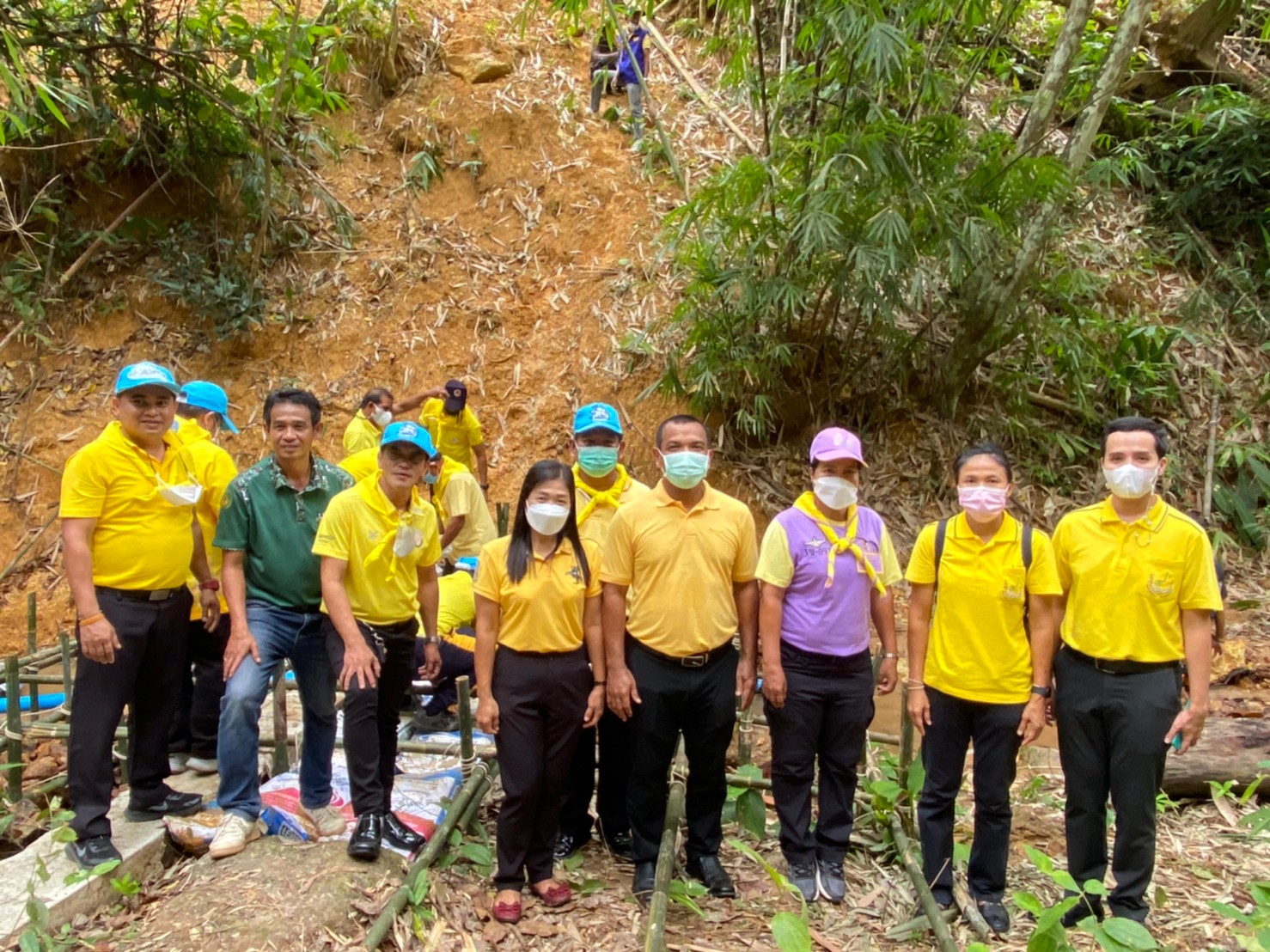 สำนักงานการปฏิรูปที่ดินจังหวัดสตูล เข้าร่วมกิจกรรมจิตอาสา เราทำความดี ด้วยหัวใจ ทำฝายกั้นน้ำบำเพ็ญสาธารณประโยชน์