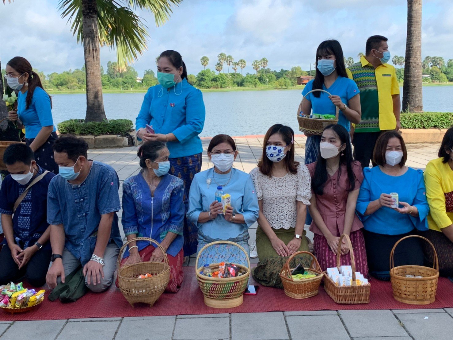 ศรีสะเกษพร้อมใจ นุ่งผ้าไทยใส่บาตร ทำความดี วิถีพอเพียง