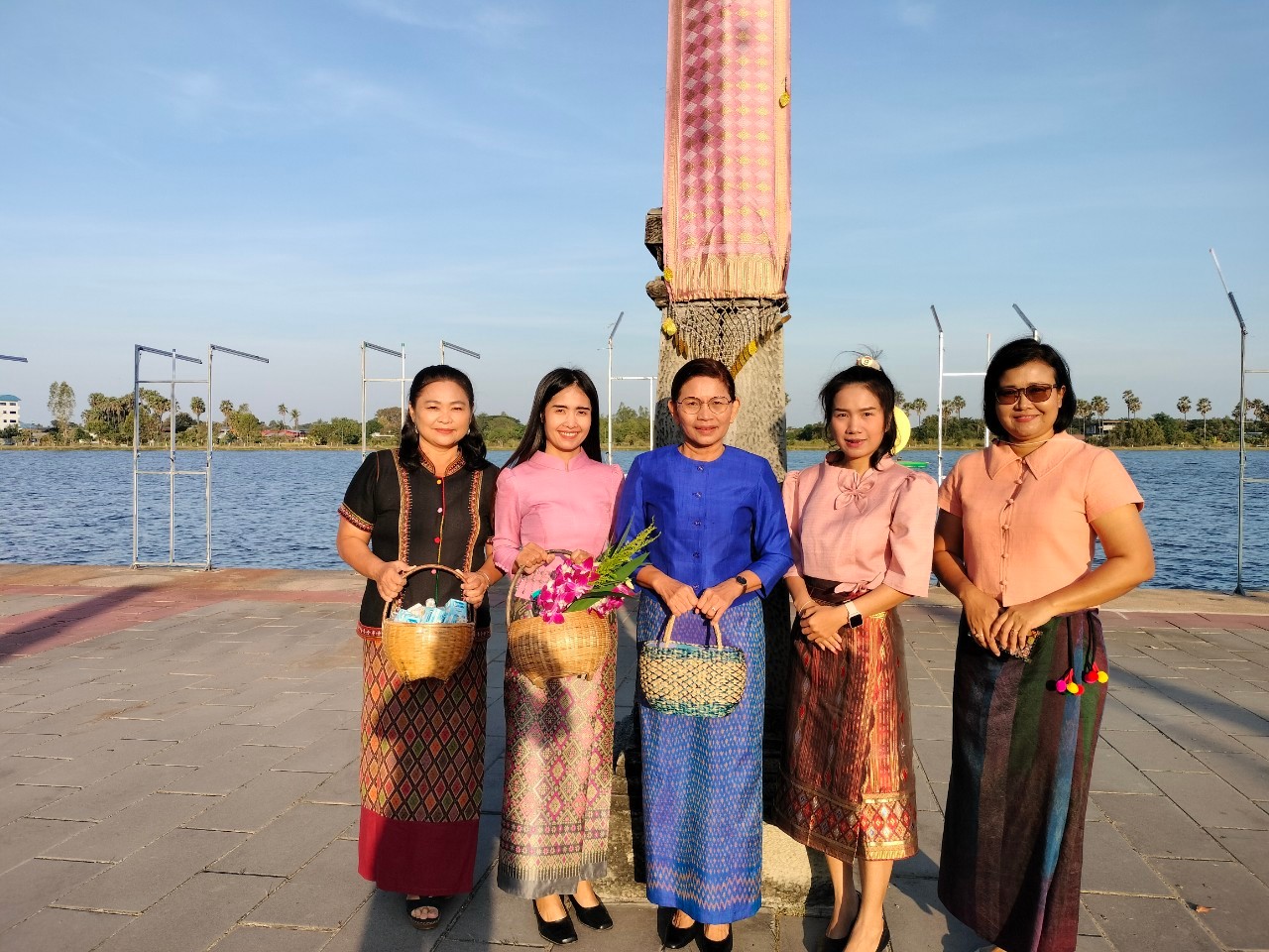 ร่วมทำบุญใส่บาตรโครงการรณรงค์แต่งกายด้วยผ้าไทยและผ้าพื้นเมือง จังหวัดศรีสะเกษ 