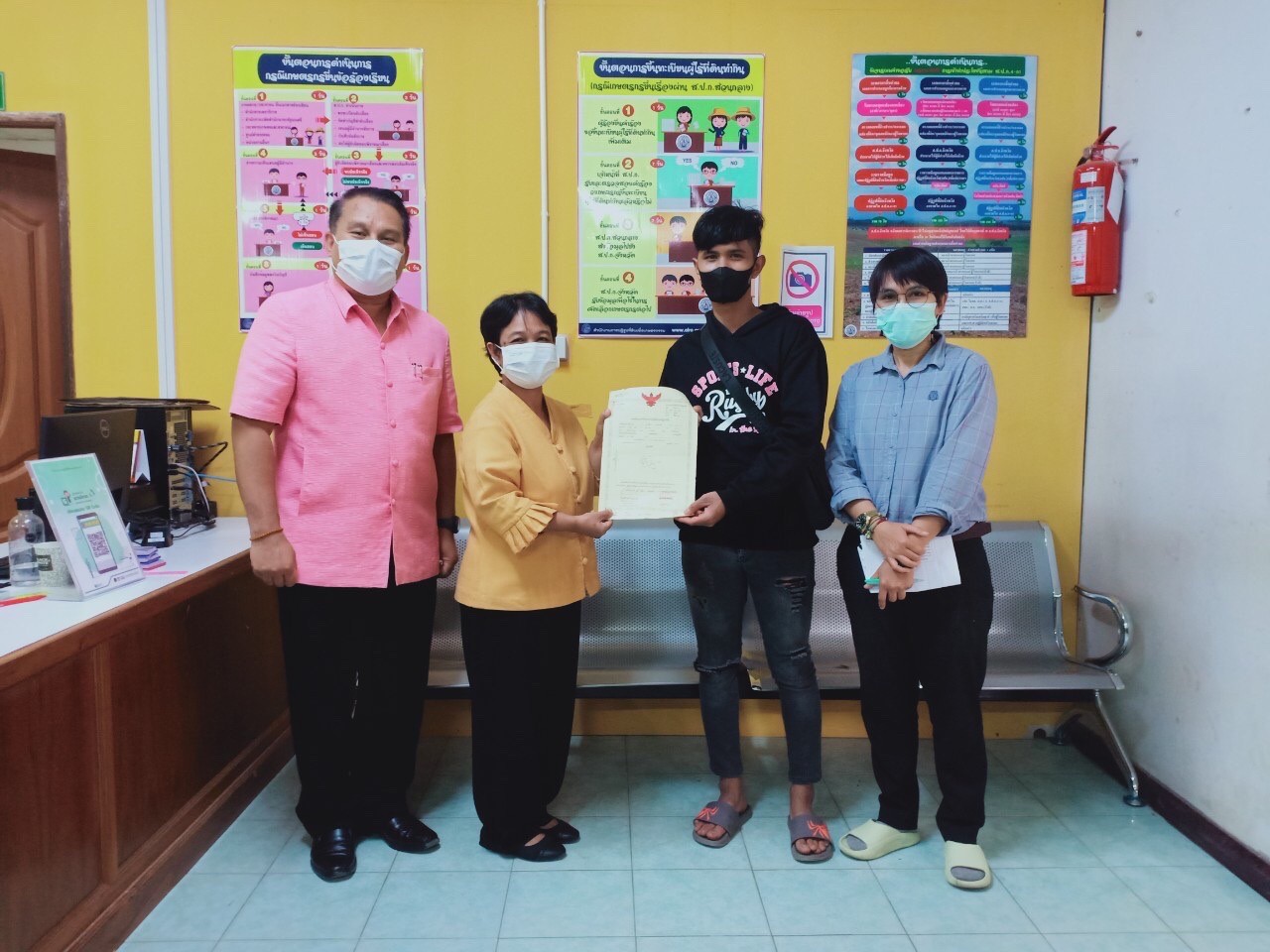 มอบหนังสืออนุญาติให้เข้าทำประโยชน์ในเขตปฏิรูปที่ดิน ส.ป.ก.4-01 ให้แก่เกษตรกรที่เข้ามาขอรับบริการฯ