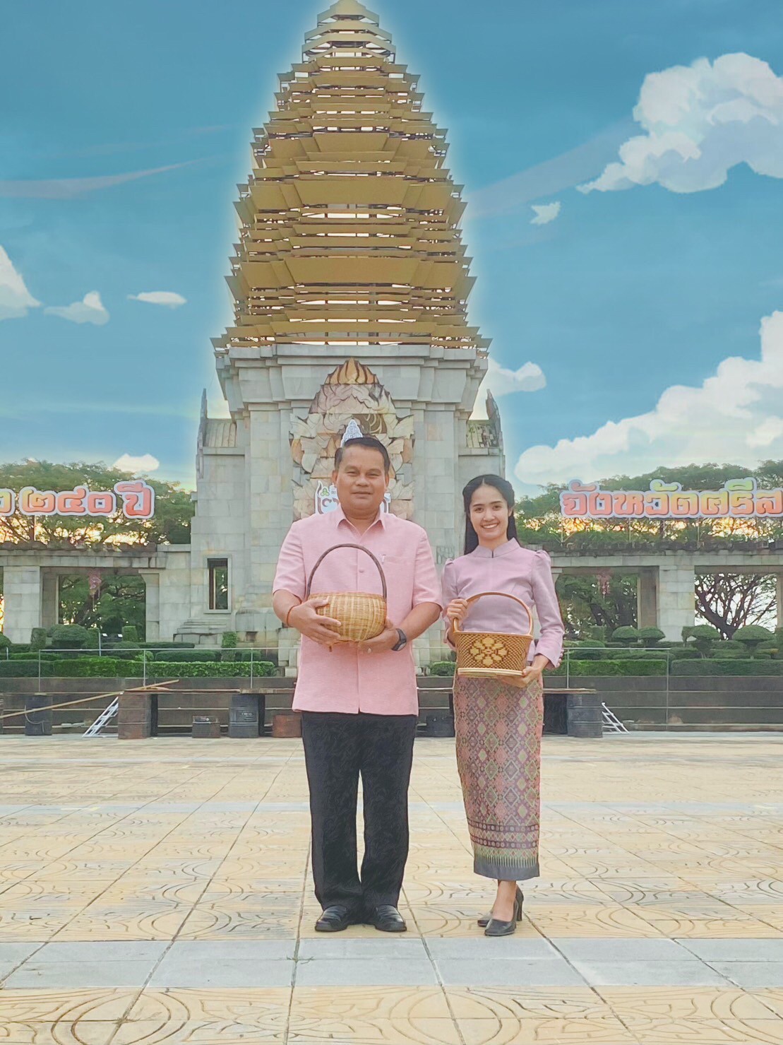 ส.ป.ก.ศรีสะเกษ ร่วมทำบุญใส่บาตรโครงการรณรงค์แต่งกายด้วยผ้าไทยและผ้าพื้นเมือง จังหวัดศรีสะเกษ