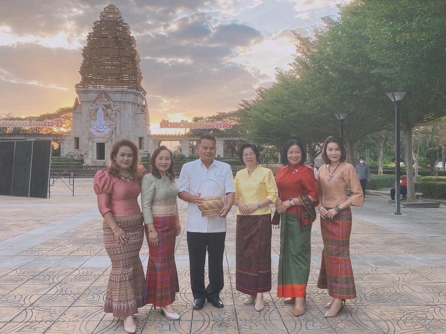 ร่วมทำบุญใส่บาตรโครงการรณรงค์แต่งกายด้วยผ้าไทยและผ้าพื้นเมือง จังหวัดศรีสะเกษ 