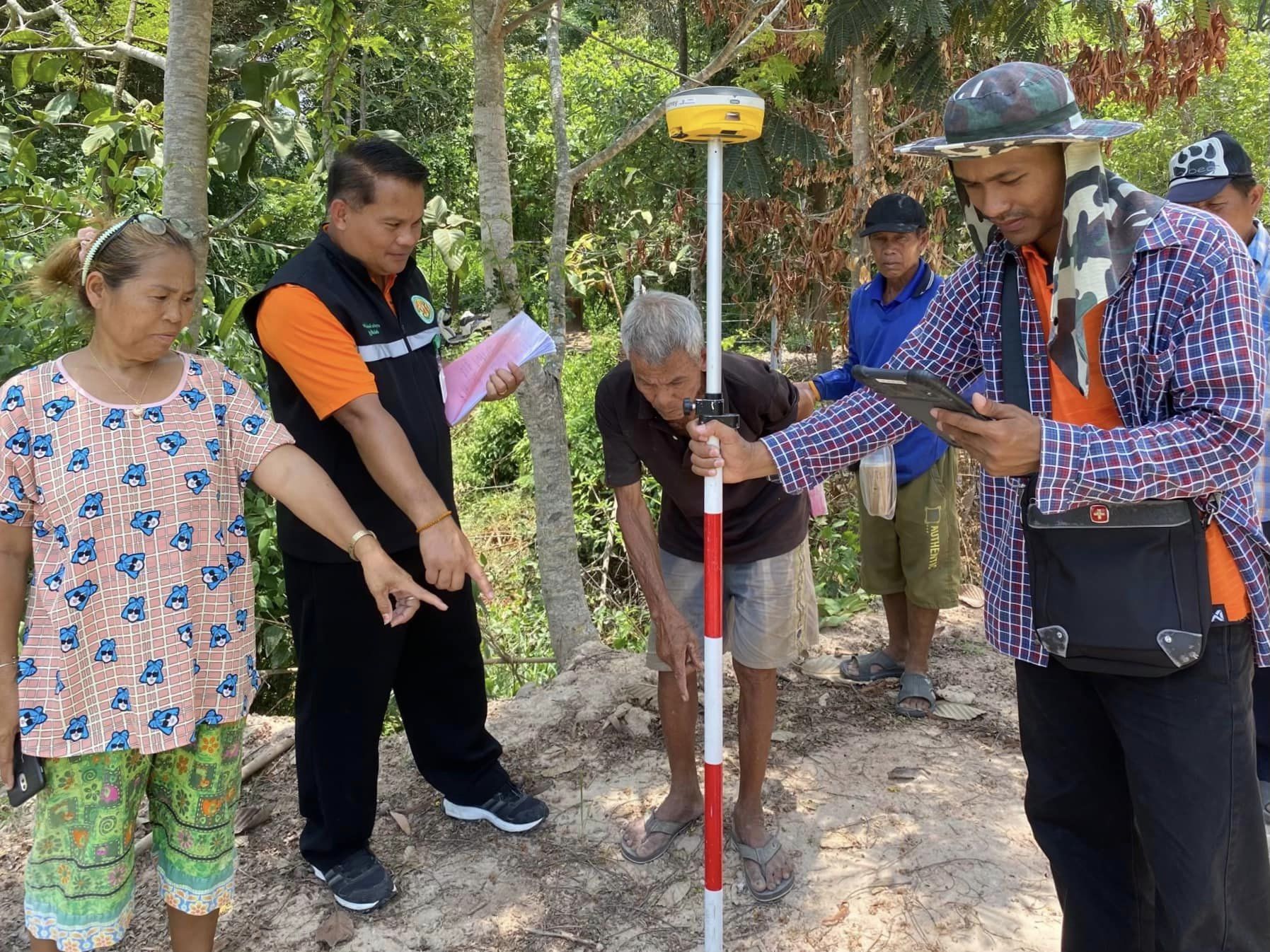 ร่วมกันลงพื้นที่เขตปฏิรูปที่ดิน ดำเนินการสำรวจรังวัดสอบเขตแปลงที่ดินแก้ไขปัญหาข้อพิพาทรุกล้ำแนวเขตที่ดิน ส.ป.ก. 