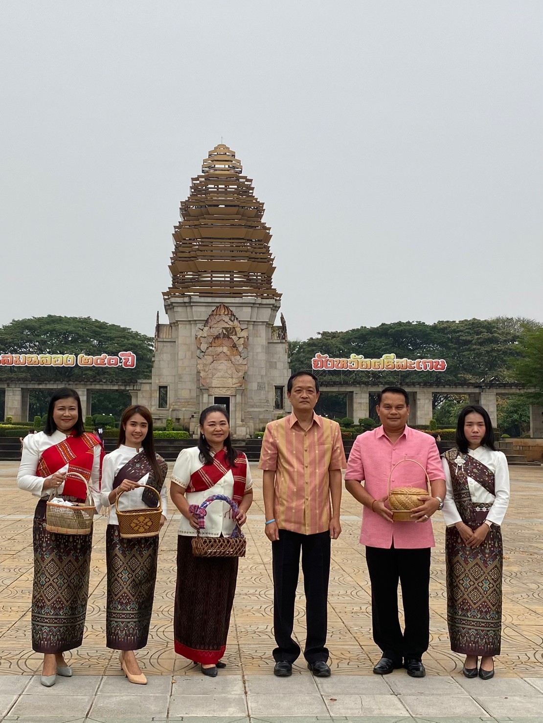  ศรีสะเกษพร้อมใจ นุ่งผ้าไทยใส่บาตร ทำความดี วิถีพอเพียง