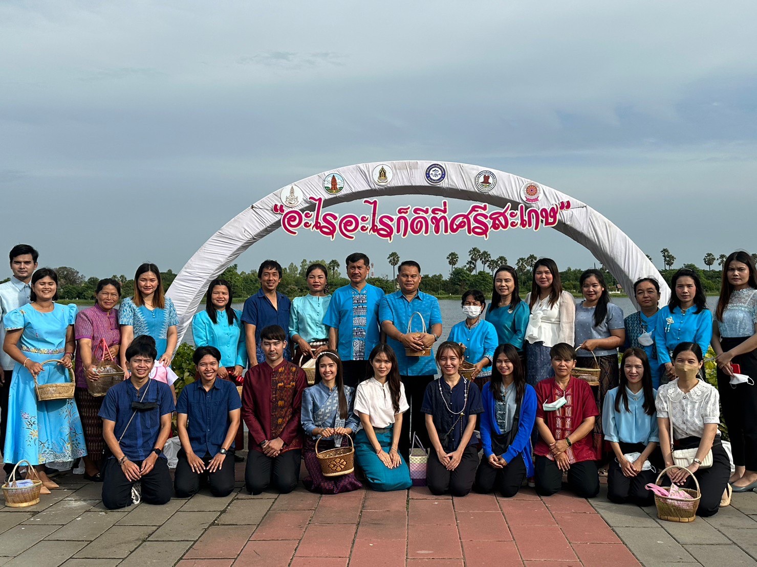 ศรีสะเกษพร้อมใจ นุ่งผ้าไทยใส่บาตร ทำความดี วิถีพอเพียง