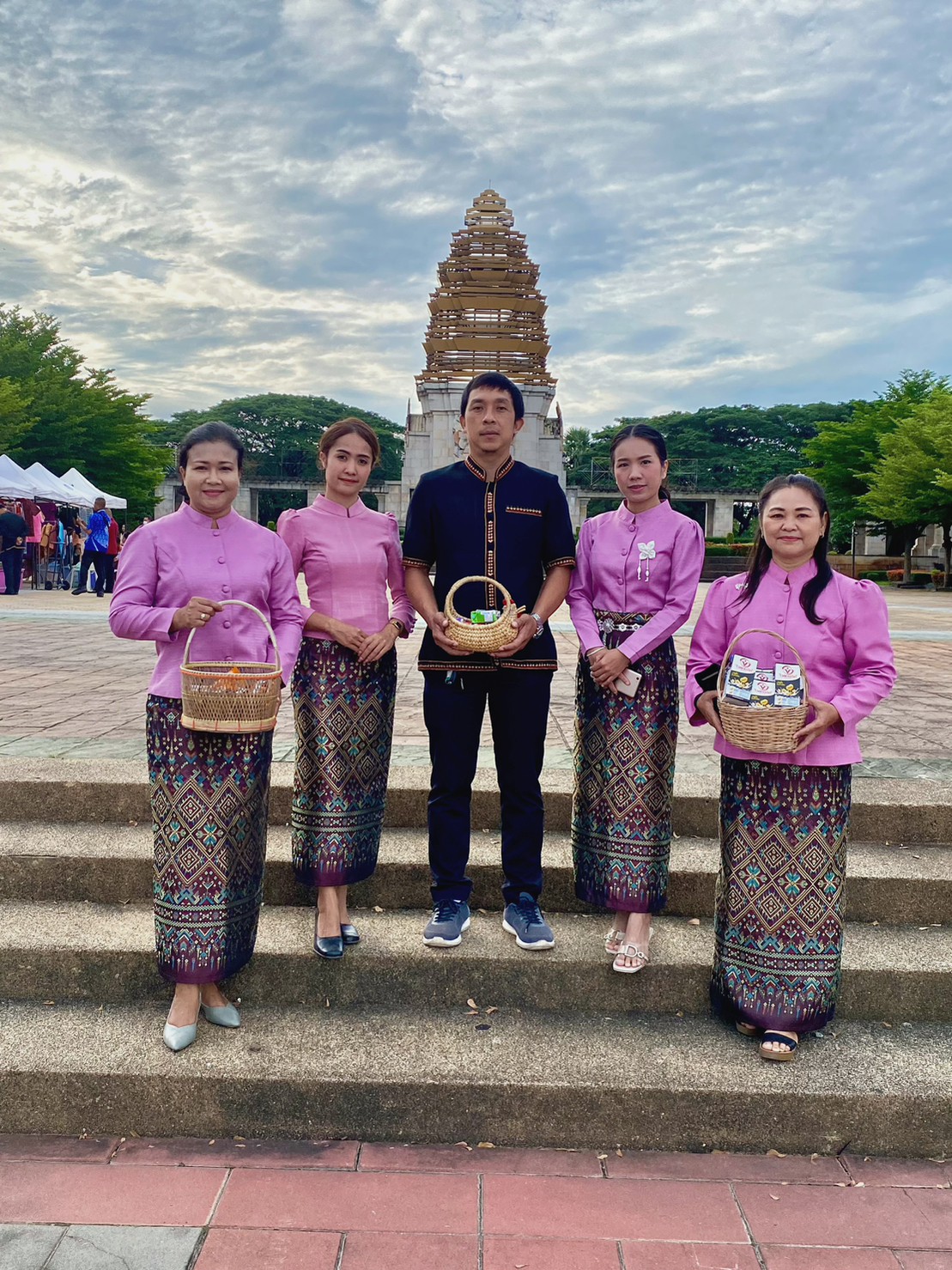 ศรีสะเกษพร้อมใจ นุ่งผ้าไทยใส่บาตร ทำความดี วิถีพอเพียง