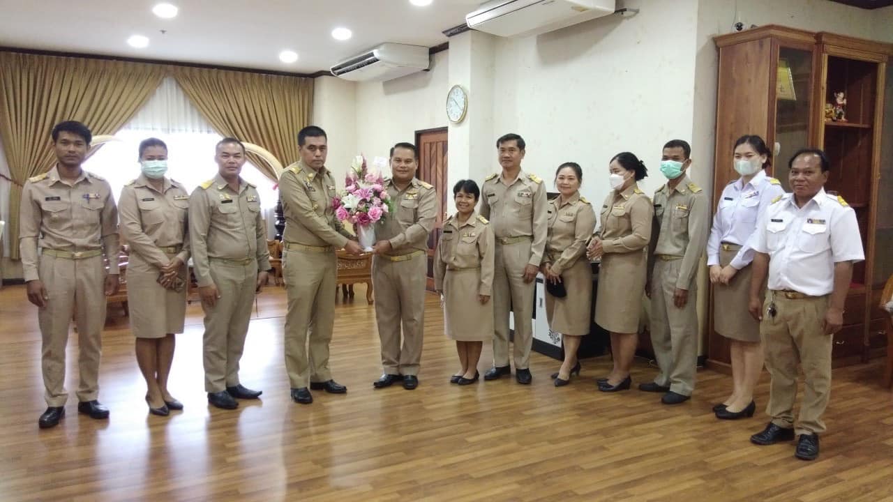 ร่วมมอบดอกไม้แสดงความยินดีกับผู้ว่าราชการจังหวัดศรีสะเกษ