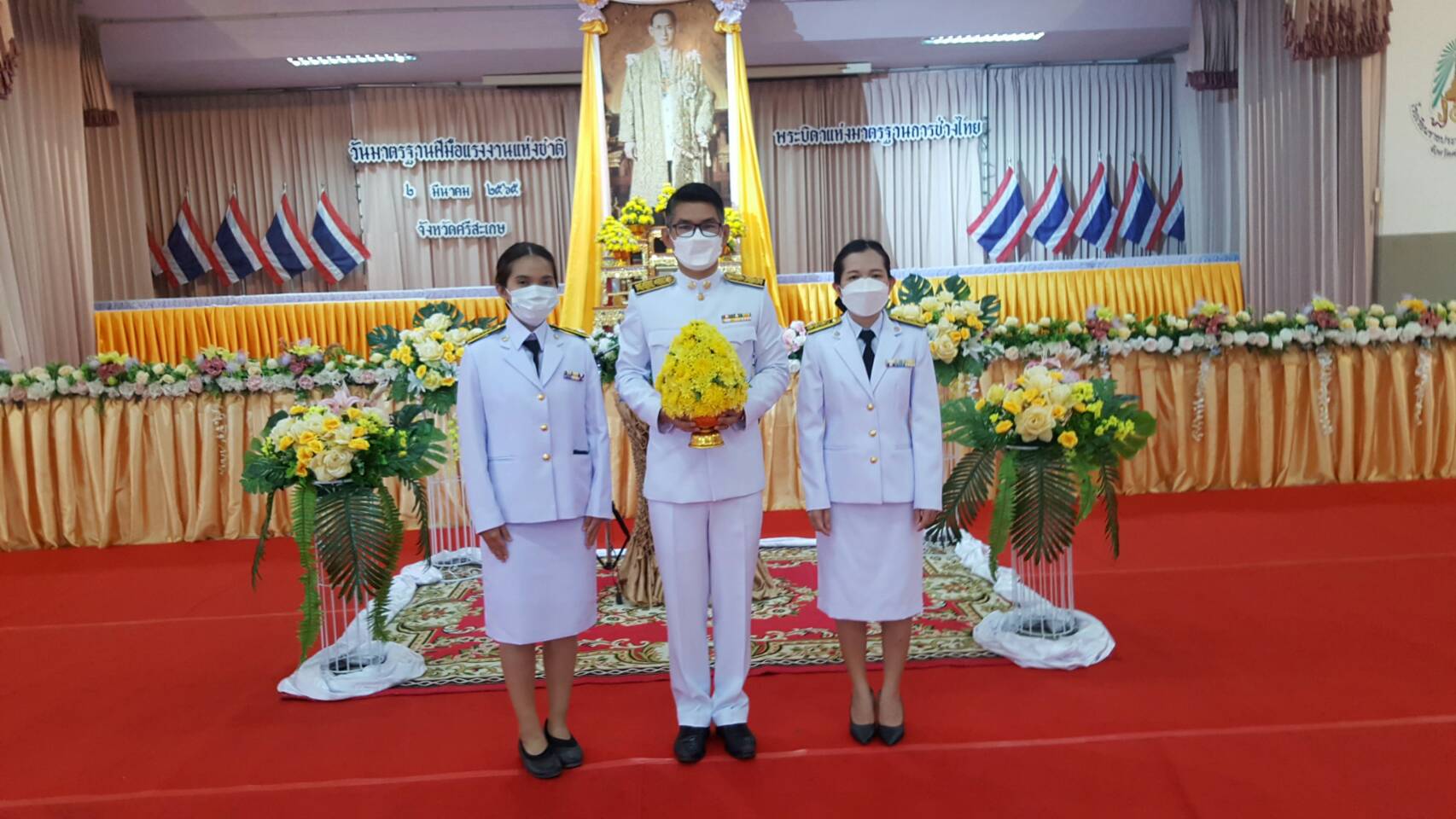 ถวายเครื่องราชสักการะแด่พระบาทสมเด็จพระบรมชนกาธิเบศร มหาภูมิพลอดุลยเดชมหาราชบรมนาถบพิตร ในฐานะทรงเป็น พระบิดาแห่งมาตรฐานการช่างไทย