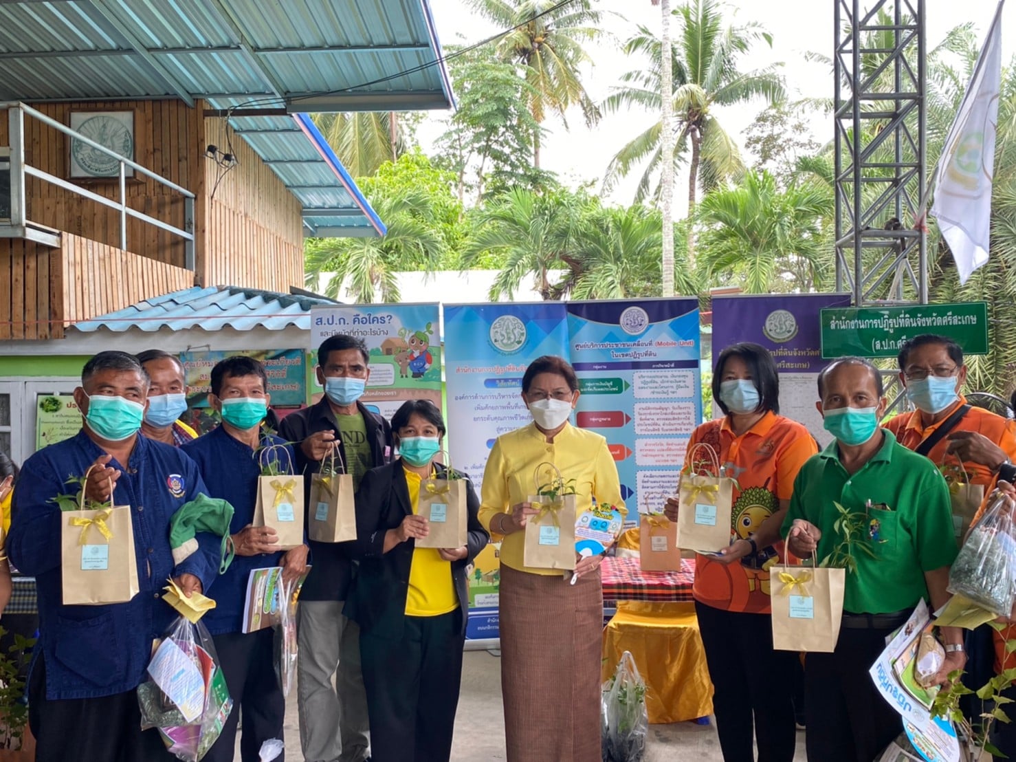 ส.ป.ก.ศรีสะเกษ มอบต้นกล้าฟ้าทะลายโจรให้แก่เกษตรกรที่เข้ารับบริการ