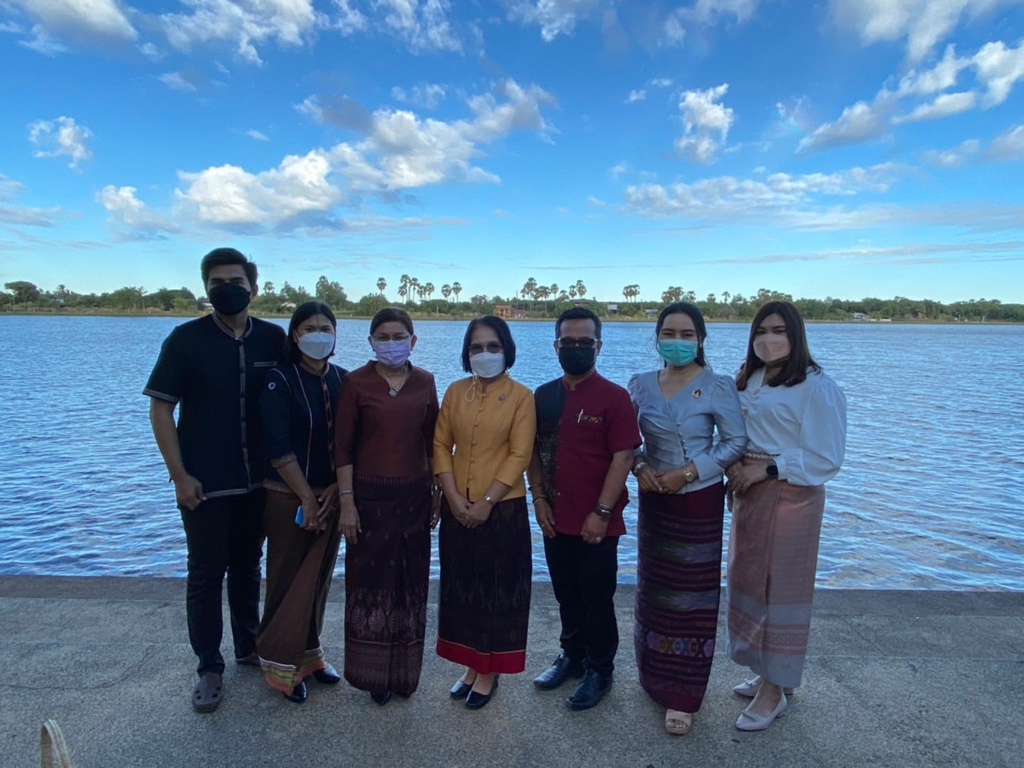 ศรีสะเกษพร้อมใจ นุ่งผ้าไทยใส่บาตร ทำความดี วิถีพอเพียง  
