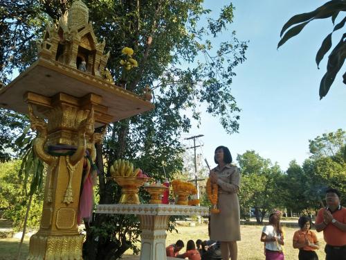 ส.ป.ก.ศรีสะเกษ สักการะสิ่งศักดิ์สิทธิ์ศาลพระภูมิเจ้าที่ ศาลตายาย และทำบุญเลี้ยงพระ เนื่องในวันขึ้นปีใหม่ ๒๕๖๒