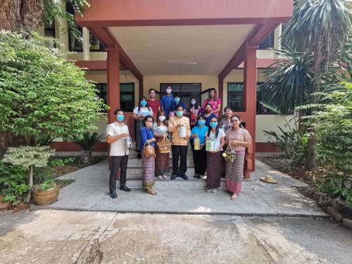 ส.ป.ก.ศรีสะเกษ ร่วมใจนุ่งผ้าไทยหิ้วปิ่นโตมารับประทานที่สำนักงานฯ