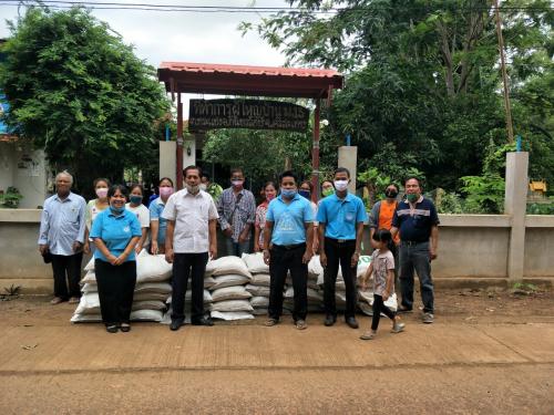ส.ป.ก.ศรีสะเกษ มอบปัจจัยการผลิตในโครงการเกษตรทฤษฎีใหม่ และ ศูนย์เรียนรู้การเพิ่มประสิทธิภาพการผลิตสินค้าเกษตร