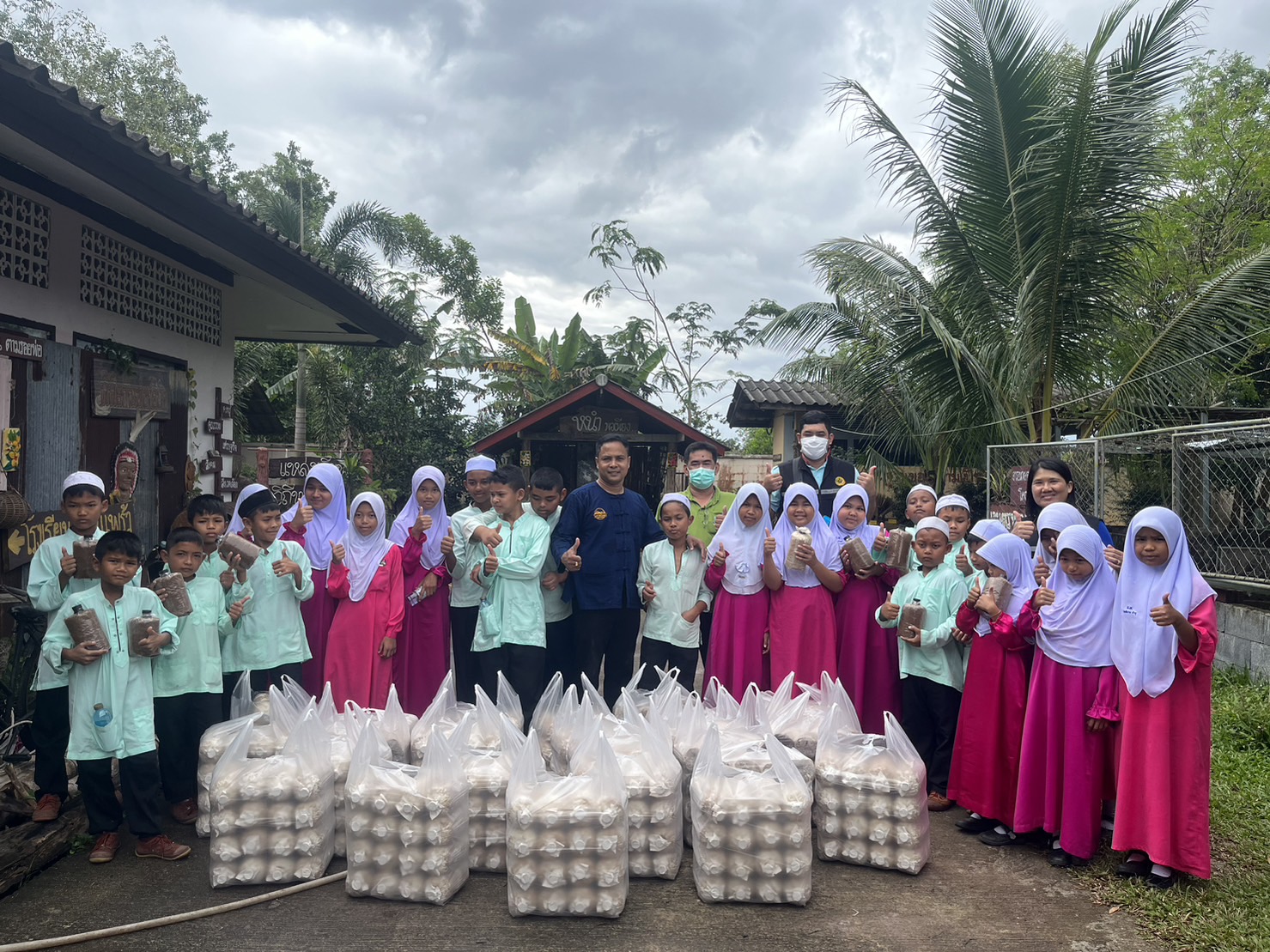 ส.ป.ก.สงขลา จัดอบรมเชิงปฏิบัติการเพาะเห็ดนางฟ้า ณ โรงเรียนบ้านแพร้ว หมู่ที่ ๘ ต.ท่าหมอไทร อ.จะนะ จ.สงขลา