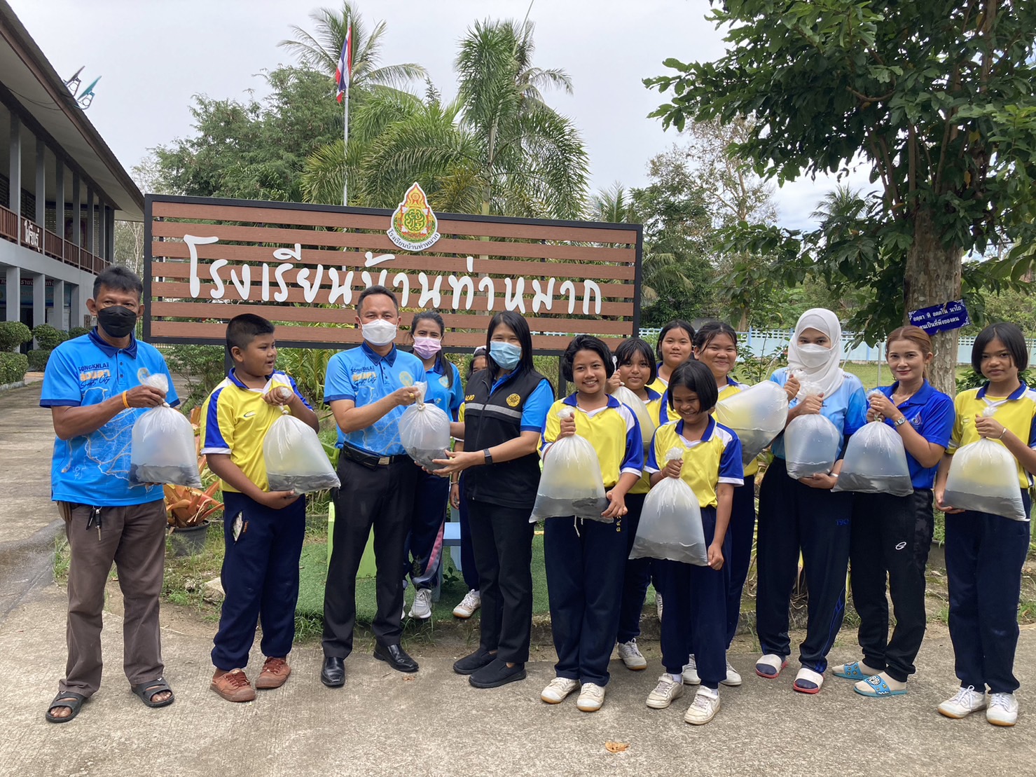 ส.ป.ก.สงขลา จัดอบรมเชิงปฏิบัติการเลี้ยงปลาดุกในบ่อซิเมนต์ ณ โรงเรียนบ้านท่าหมาก ม.๓ ต.ท่าหมอไทร  อ.จะนะ จ.สงขลา