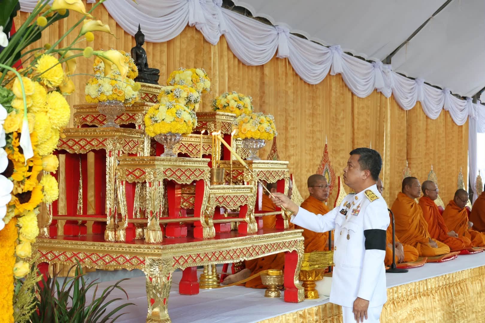 พิธีสวดพระพุทธมนต์ ทำบุญตักบาตร ถวายเป็นพระราชกุศล และพิธีวางพวงมาลา เนื่องในวันคล้ายวันสวรรคต พระบาทสมเด็จพระบรมชนกาธิเบศร มหาภูมิพลอดุลยเดชมหาราช บรมนาถบพิตร “วันนวมินทรมหาราช” ประจำปี 2569
