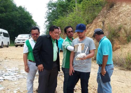 ปฏิรูปที่ดินจังหวัดสงขลา (นายสมภพ ศรีเจริญ)  พร้อมด้วยผู้อำนวยการกลุ่มงานช่างและแผนที่  ส.ป.ก. สงขลา   และเจ้าหน้าที่จากสำนักจัดการแผนที่และสารบบที่ดิน (สผส.)  ลงพื้นที่ตำบลกำแพงเพชร   อำเภอรัตภูมิ   จังหวัดสงขลา   ปฏิบัติงานการบินถ่ายภาพทางอากาศ