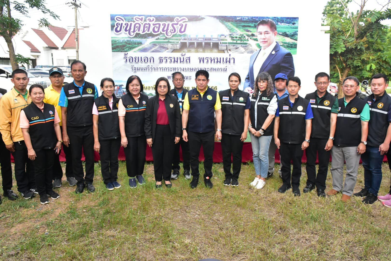 รัฐมนตรีว่าการกระทรวงเกษตรและสหกรณ์ (ร้อยเอกธรรมนัส พรหมเผ่า) ลงพื้นที่ตรวจติดตามสถานการณ์น้ำและผลกระทบด้านการเกษตรจากเหตุอุทกภัยในพื้นที่จังหวัดสุโขทัย