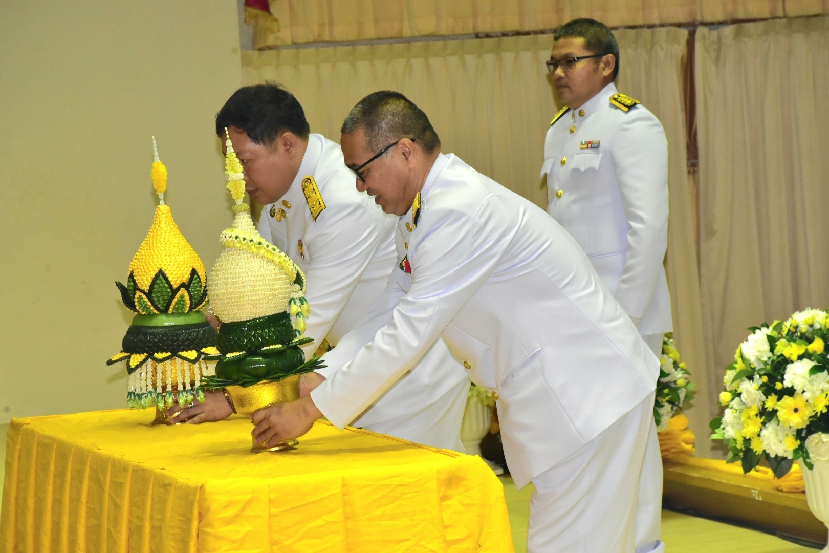 ส.ป.ก.สุโขทัย ร่วมพิธีสวดพระพุทธมนต์ทำบุญตักบาตร และพิธีวางพานพุ่ม เนื่องในวันคล้ายวันพระบรมราชสมภพ พระบาทสมเด็จพระบรมชนกาธิเบศร มหาภูมิพลอดุลยเดชมหาราช บรมนาถบพิตร วันชาติ และวันพ่อแห่งชาติ