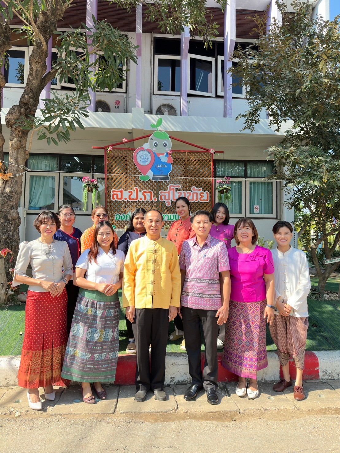 รณรงค์แต่งกายผ้าไทยผ้าพื้นเมือง ภายใต้โครงการส่งเสริมอัตลักษณ์ ความเป็นไทยผ่านวัฒนธรรมการแต่งกายกายผ้าไทยเพื่อสร้างการรับรู้และปลูกฝังความภาคภูมิใจในความเป็นไทย ประจำปีงบประมาณ พ.ศ.2568