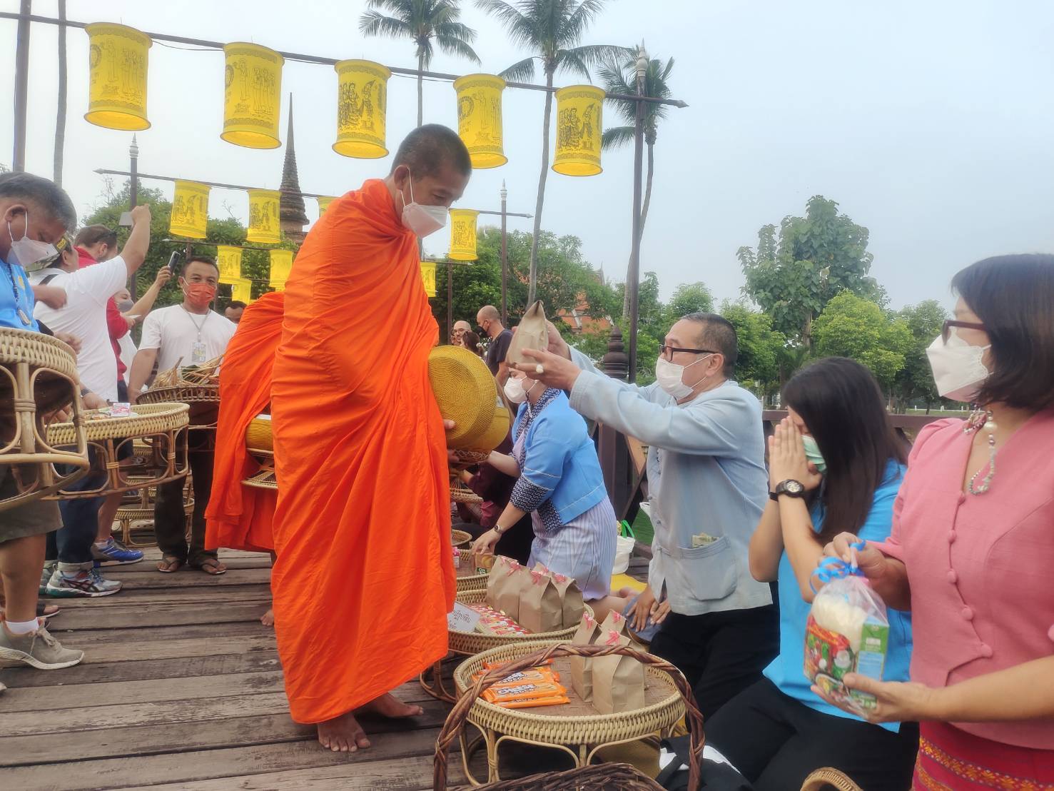 ร่วมกิจกรรมส่งเสริมการท่องเที่ยวเชิงวัฒนธรรมวิถีใหม่ จังหวัดสุโขทัย ประจำปีงบประมาณ พ.ศ.2565 ตักบาตรรับรุ่งอรุณ