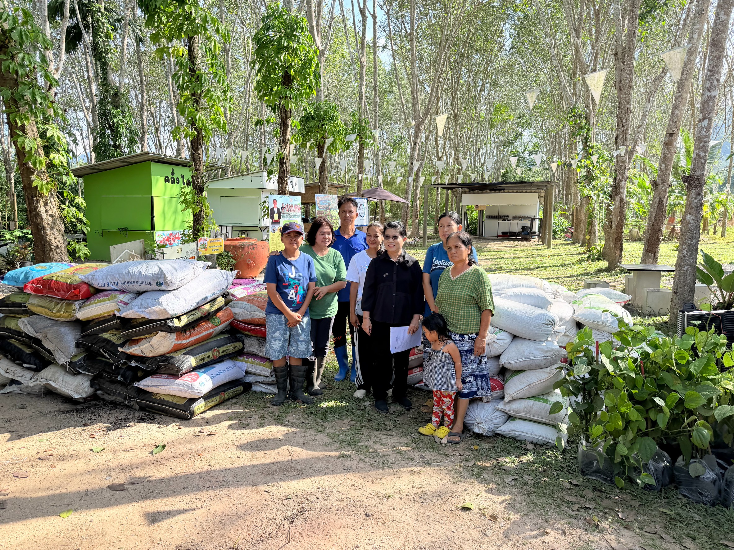 ส.ป.ก.สุราษฎร์ธานี โดยกลุ่มยุทธศาสตร์ฯ ส่งมอบวัสดุการเกษตรและกล้าพันธุ์สมุนไพร ให้กับสมาชิกกลุ่มวิสาหกิจชุมชนบ้านไร่ ชายน้ำฟาร์มนก 
