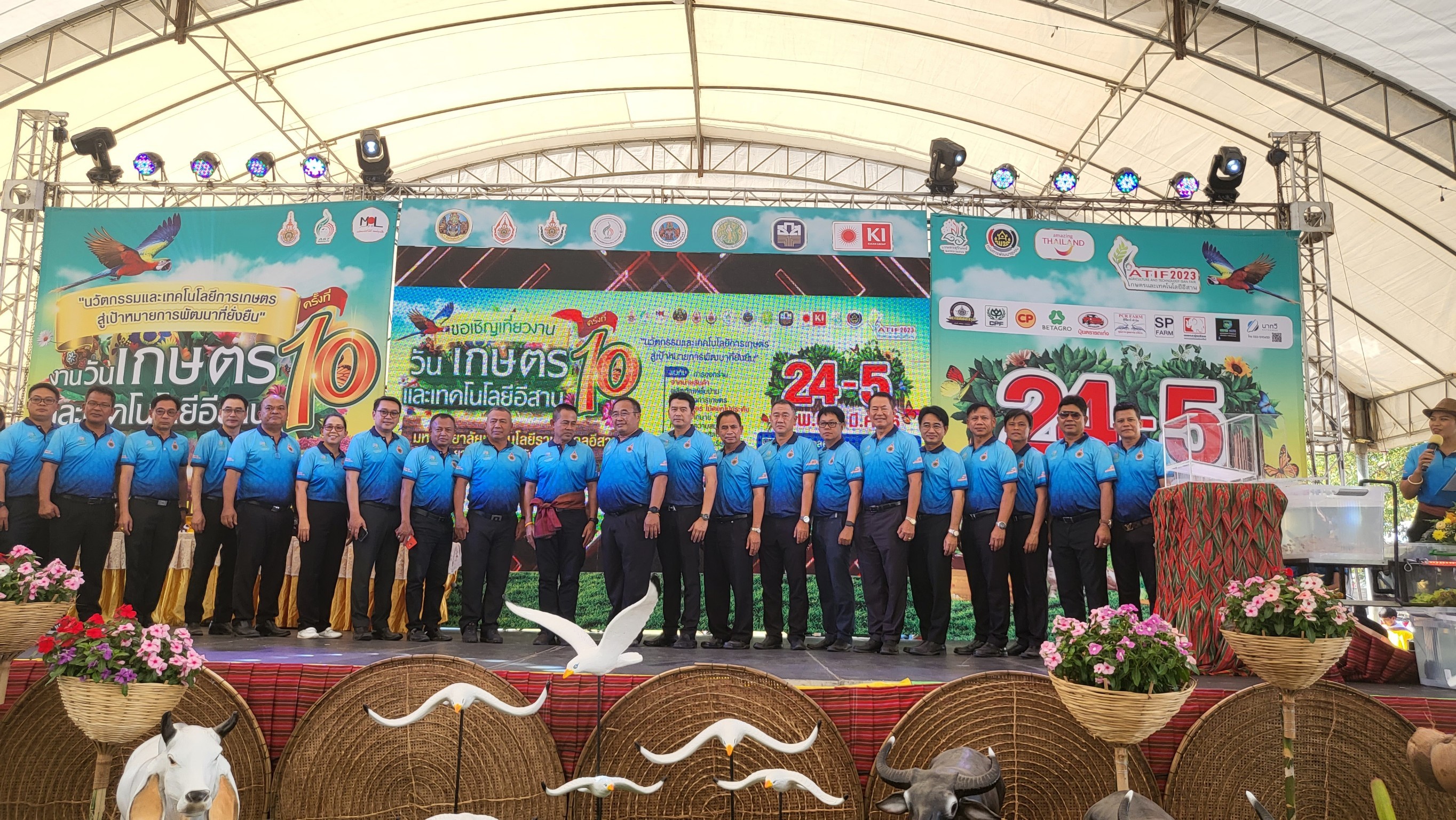 ส.ป.ก. สุรินทร์ นำโดยนายพนมไพร ดีใหม่ ปฏิรูปที่ดินจังหวัดสุรินทร์ และเจ้าหน้าที่ ร่วมพิธีเปิดงานวันเกษตรและเทคโนโลยีอีสาน ครั้งที่ 10  ประจำปี พ.ศ. 2566 ณ เวทีกลางงานวันเกษตรและเทคโนโลยีอีสาน  มหาวิทยาลัยเทคโนโลยีราชมงคลอีสาน วิทยาเขตสุรินทร์   โดยมีกิจกรรมภายในประกอบด้วย  1.การแสดงนิทรรศการของคณะเกษตรศาสตร์และเทคโนโลยี หน่วยงานราชการและบริษัทเอกชน 2. จำหน่ายผลผลิตและสินค้าทางการเกษตรของกลุ่มเกษตรกร งานฟาร์มคณะเกษตรศาสตร์ และเทคโนโลยี สินค้าราคาโรงงาน เครื่องจักรกลทางการเกษตร และกลุ่มสินค้า OTOP 3. กิจกรรมการประกวดทางการเกษตร และมหกรรมดนตรีตลอดงาน 4. การอบรมอาชีพเกษตรกร การแสดงเทคโนโลยีและนวัตกรรมทางการเกษตรและอื่นๆ   กิจกรรมจัดในระหว่างวันที่ 24 กุมภาพันธ์ -5 มีนาคม 2566