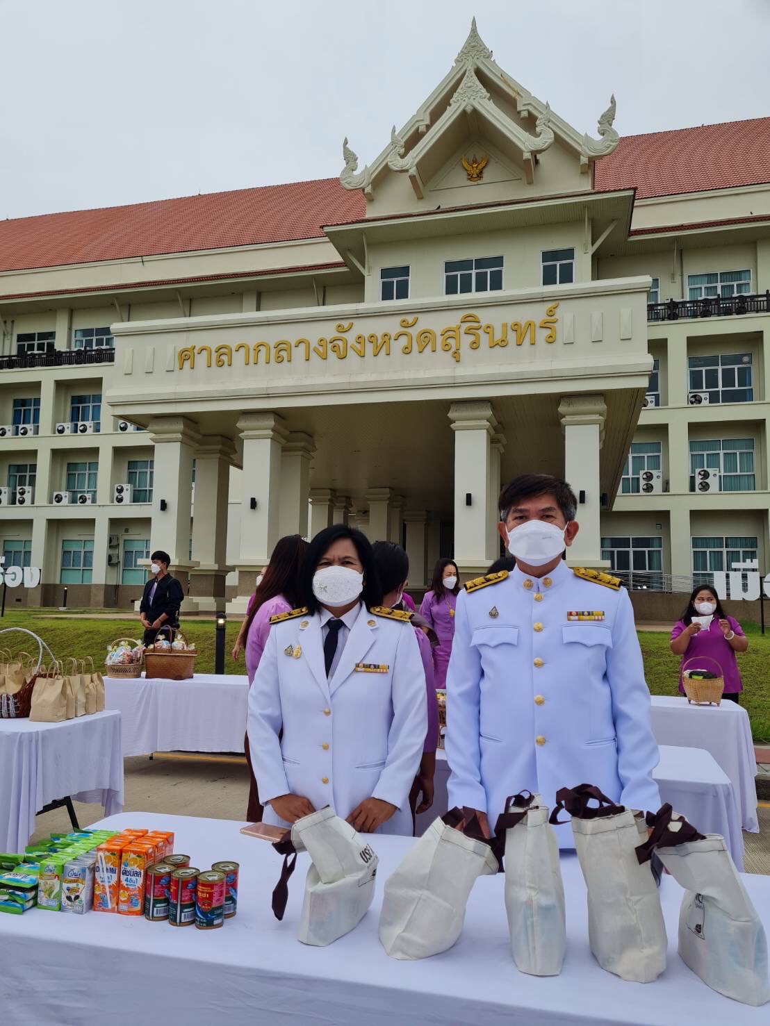 วันที่ 3 มิถุนายน 2565 นายพนมไพร ดีใหม่ ปฏิรูปที่ดินจังหวัดสุรินทร์ มอบหมายให้นางวิภาดา เต้าทอง นักวิชาการเงินและบัญชีชำนาญการพิเศษ นำข้าราชการ เจ้าหน้าที่ ส.ป.ก.สุรินทร์ ร่วมพิธีทำบุญตักบาตรถวายพระราชกุศล ในกิจกรรมเฉลิมพระเกียรติสมเด็จพระนางเจ้าฯ พระบรมราชินี เนื่องในโอกาสวันเฉลิมพระชนมพรรษา 3 มิถุนายน 2565 ณ บริเวณสนามหน้าศาลากลางจังหวัดสุรินทร์ ศูนย์ราชการจังหวัดสุรินทร์ ตำบลนอกเมือง อำเภอเมืองสุรินทร์ จังหวัดสุรินทร์