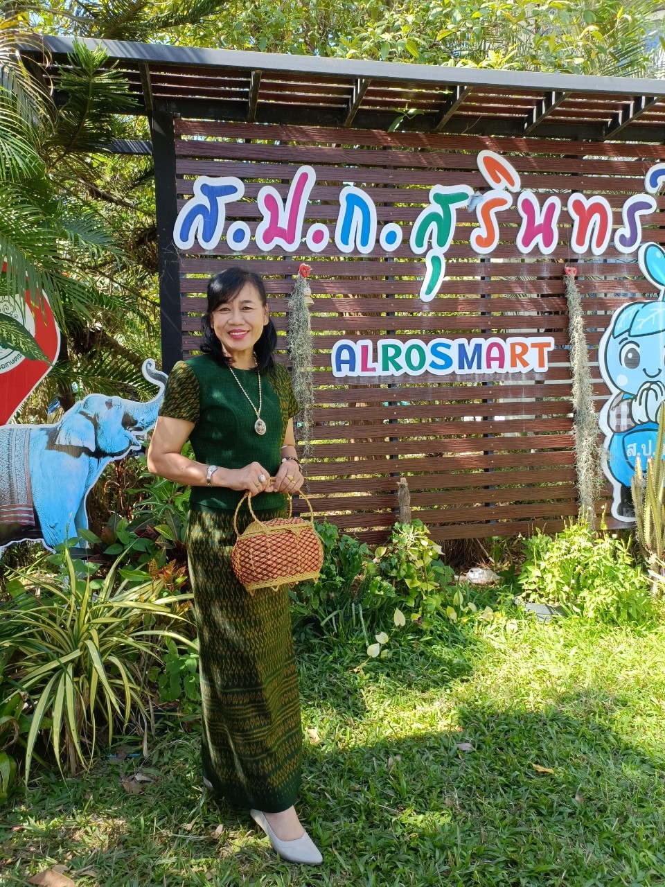 กิจกรรมสวมผ้าไทย ใช้ถุงผ้า หิ้วตะกร้า นุ่งซิ่นถือปิ่นโต