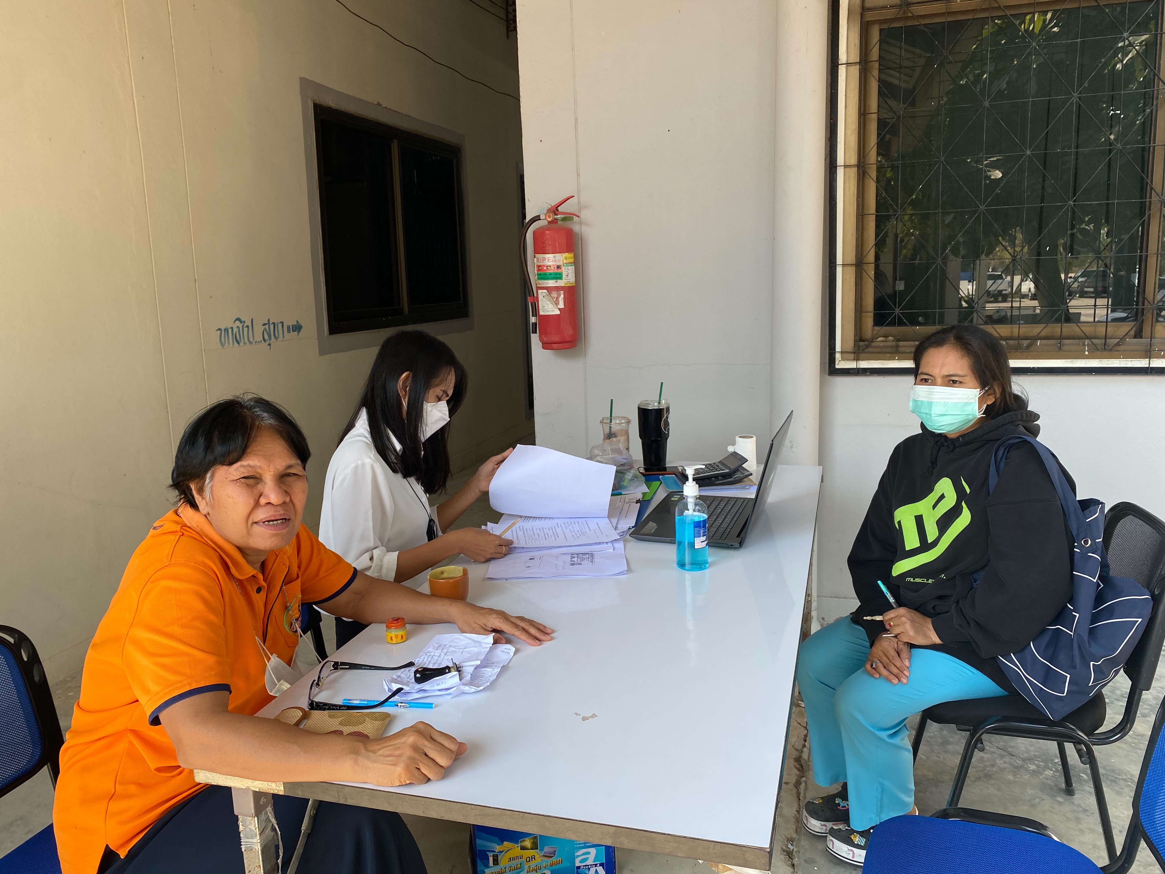 วันที่ 7 – 10 กุมภาพันธ์ 2565 นายพนมไพร ดีใหม่ ปฏิรูปที่ดินจังหวัดสุรินทร์ ได้มอบหมายให้ นางถ้วน โพธิบัติ เจ้าพนักงานการเงินและบัญชีชำนาญงาน และคณะ ออกพื้นที่เพื่อติดตามจัดเก็บหนี้สินเงินกองทุนฯ และชี้แจง ระเบียบหลักเกณฑ์ ขั้นตอนการยื่นขอรับสินเชื่อเงินกองทุนการปฏิรูปที่ดินเพื่อเกษตรกรรม ในเขตปฏิรูปที่ดิน อำเภอชุมพลบุรี อำเภอท่าตูม จังหวัดสุรินทร์ ผลการปฏิบัติงาน รับชำระหนี้จากเกษตรกร จำนวน 13 ราย รับคำขอกู้ยืมเงินกองทุนฯ จำนวน 20 ราย และจัดทำหนังสือรับสภาพหนี้ รับสภาพความรับผิด จำนวน 10 ราย