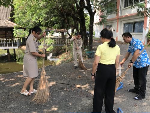 ส.ป.ก.สุรินทร์ ร่วมจัดกิจกรรมด้านความสะอาด ร่วมกันทำความสะอาดบริเวณรอบสำนักงาน เนื่องในวันข้าราชการพลเรือน ประจำปี 2561
