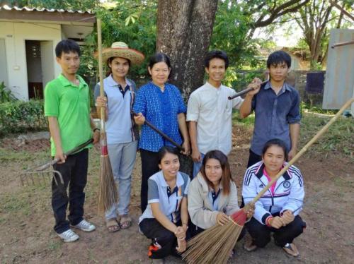 ภาพกิจกรรม เจ้าหน้าที่สำนักงานการปฏิรูปที่ดินจังหวัดสุรินทร์ ร่วมกันทำโครงการ Smart officer ครั้งที่ 1 ปี 2557 