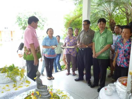 สิบสานประเพณีสงกรานต์ ปี 2557 สรงน้ำพระและรดน้ำดำหัวท่านปฏิรูปที่ดินจังหวัดสุรินทร์(นายสัมฤทธิ์ ผาณิบุศย์) 