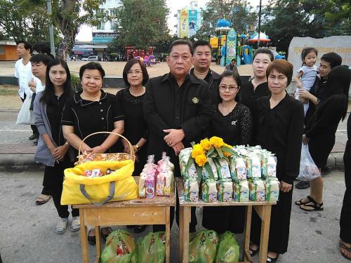 ส.ป.ก.ตาก ร่วมพิธีทำบุญตักบาตรเพื่อถวายเป็นพระราชกุศล เนื่องในวันคล้ายวันพระบรมราชสมภพพระบาทสมเด็จพระปรมินทรมหาภูมิพลอดุลยเดช