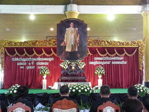 ร่วมพิธีบำเพ็ญกุศลเพื่อถวายเป็นพระราชกุศล พระบาทสมเด็จพระปรมินทรมหาภูมิพลอดุลยเดช บรมนาถบพิตร ครบรอบ ๑ ปี วันสวรรคต (ช่วงเช้า)