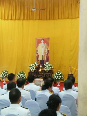 ร่วมพิธีบำเพ็ญกุศลเพื่อถวายเป็นพระราชกุศล พระบาทสมเด็จพระปรมินทรมหาภูมิพลอดุลยเดช บรมนาถบพิตร ครบรอบ ๑ ปี วันสวรรคต (ช่วงเย็น)