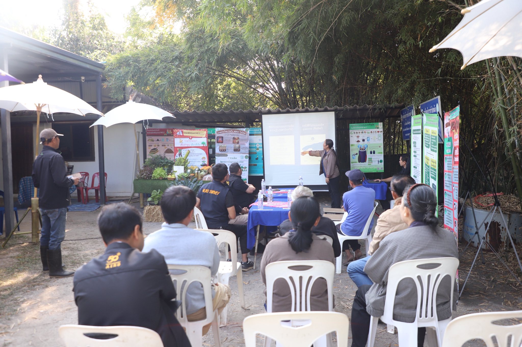 title - เกษตรกรปลื้ม เลขาธิการ ส.ป.ก. ตรวจเยี่ยมความสำเร็จต้นแบบ Smart Farmer จ.ลำพูน 