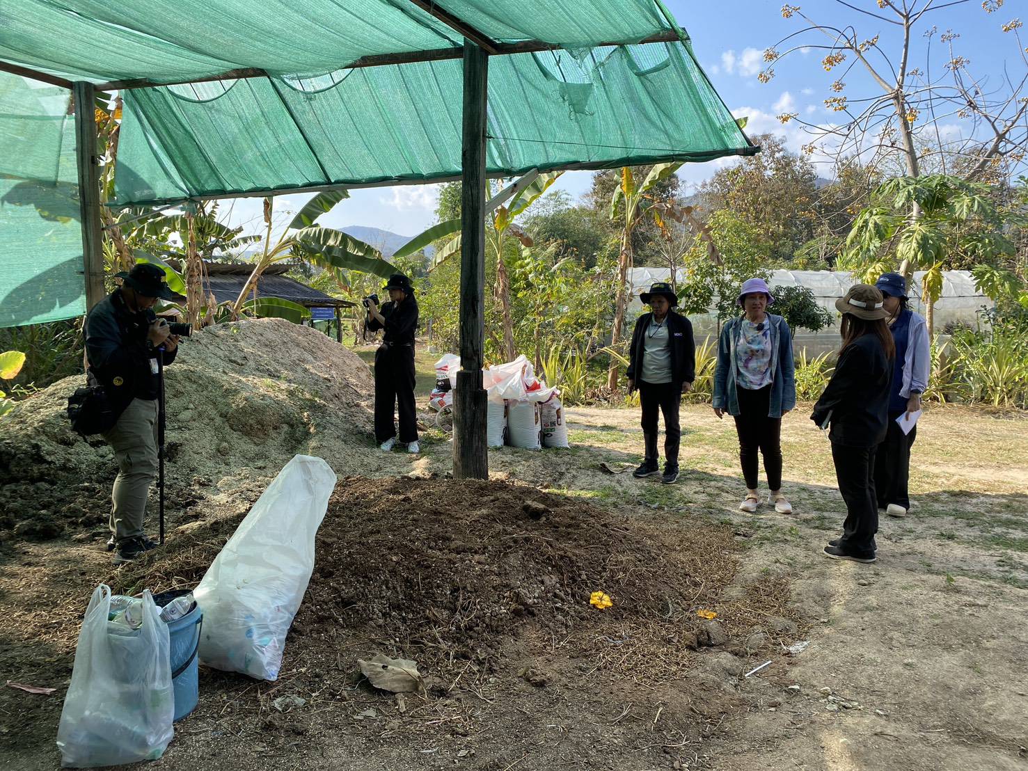 title - กพม. ลงพื้นที่ติดตามผล Smart Farmer จ.ลำพูน อินทรีย์เด่น PGS ปัง