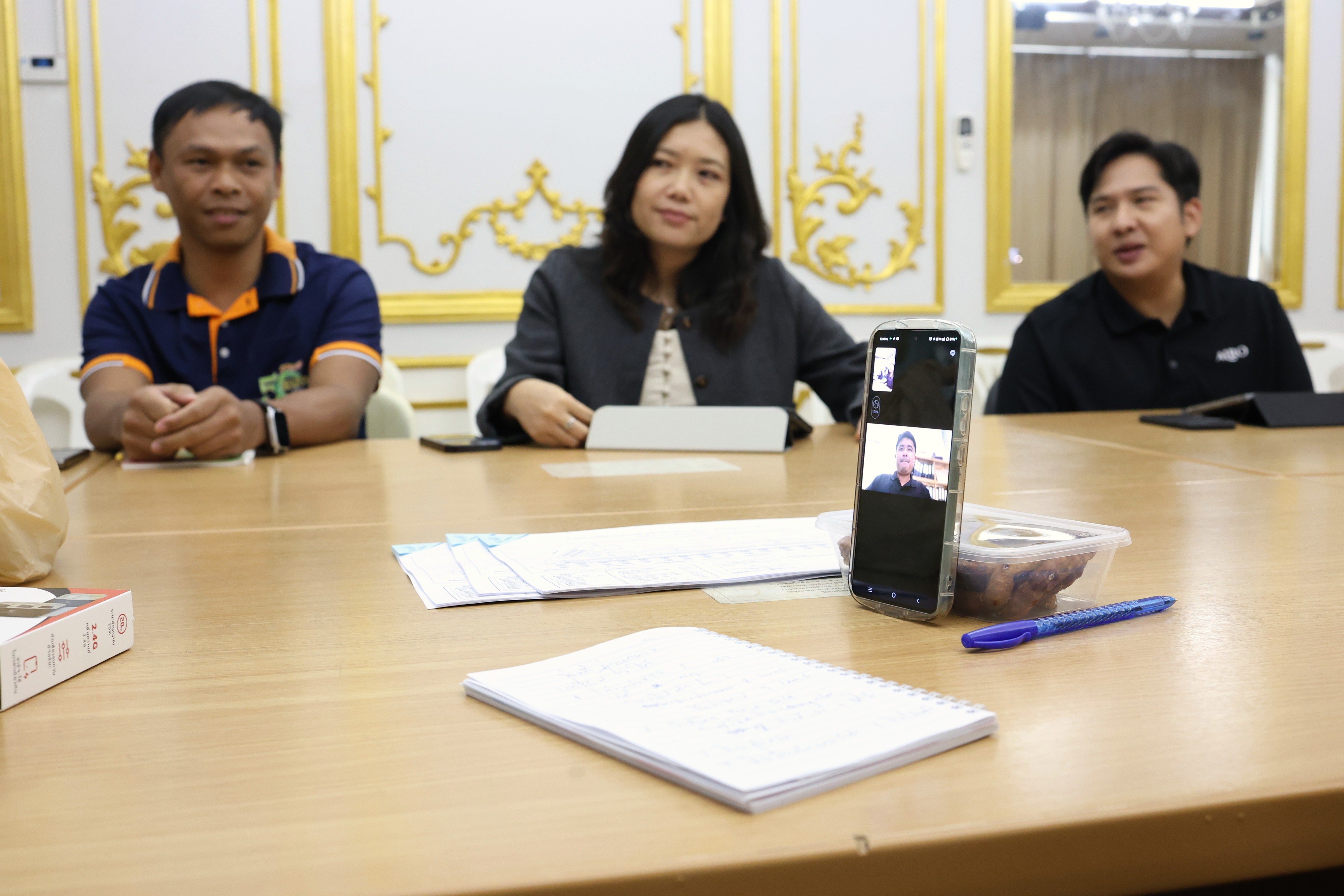 title - สพท. ประชุมเตรียมการกิจกรรมบนเวทีและสาธิตสินค้าโดดเด่น ระดมกำลังลุยงานสถาปนา 51 ปี ส.ป.ก.