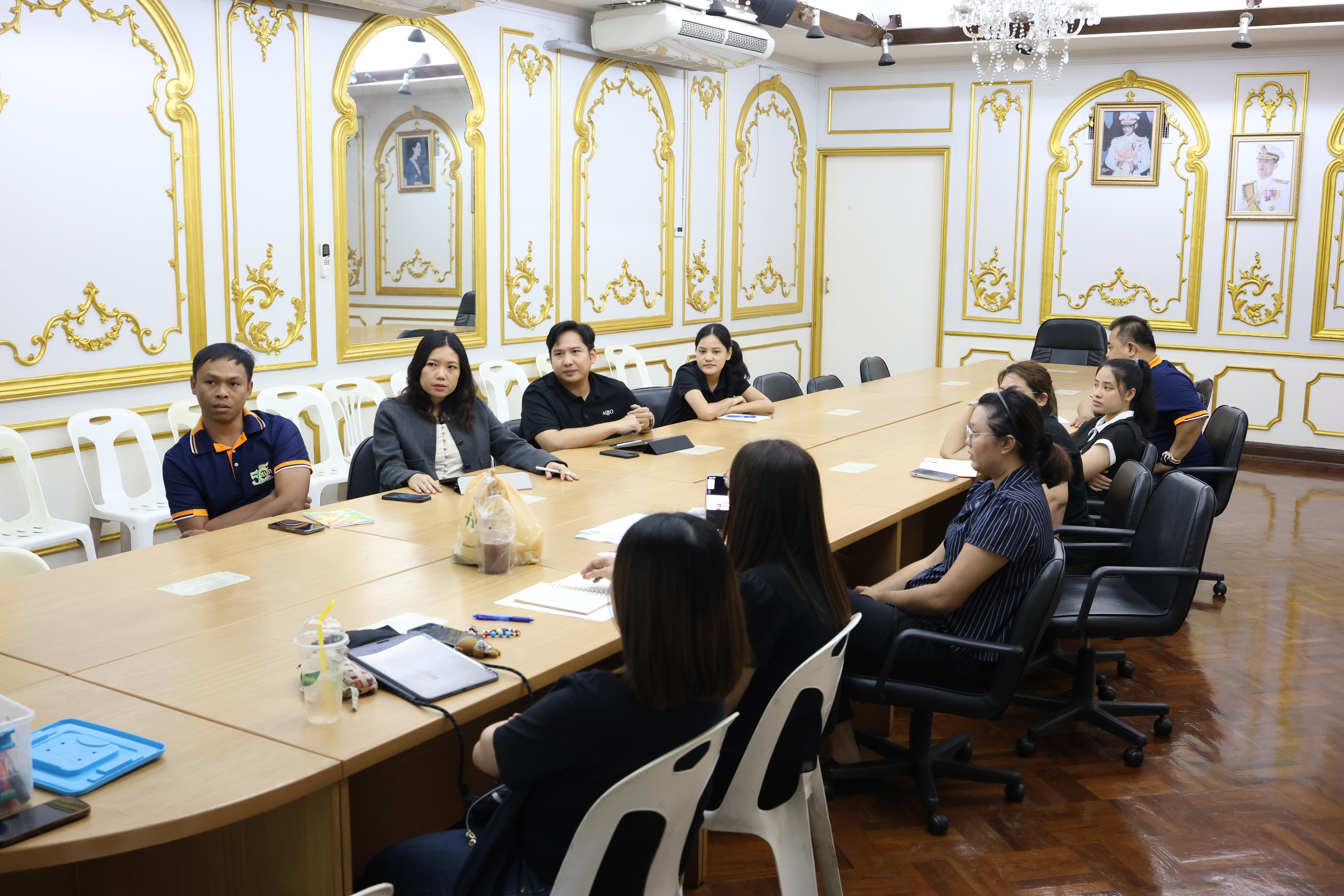 title - สพท. ประชุมเตรียมการกิจกรรมบนเวทีและสาธิตสินค้าโดดเด่น ระดมกำลังลุยงานสถาปนา 51 ปี ส.ป.ก.