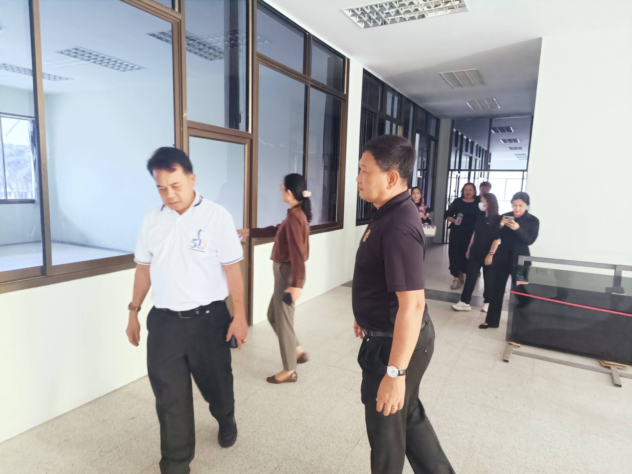 title - จากประดิพัทธ์ สู่ บางไทร : รองเลขาฯ นำทีม สพท. สำรวจพื้นที่อพยพที่ทำการชั่วคราว