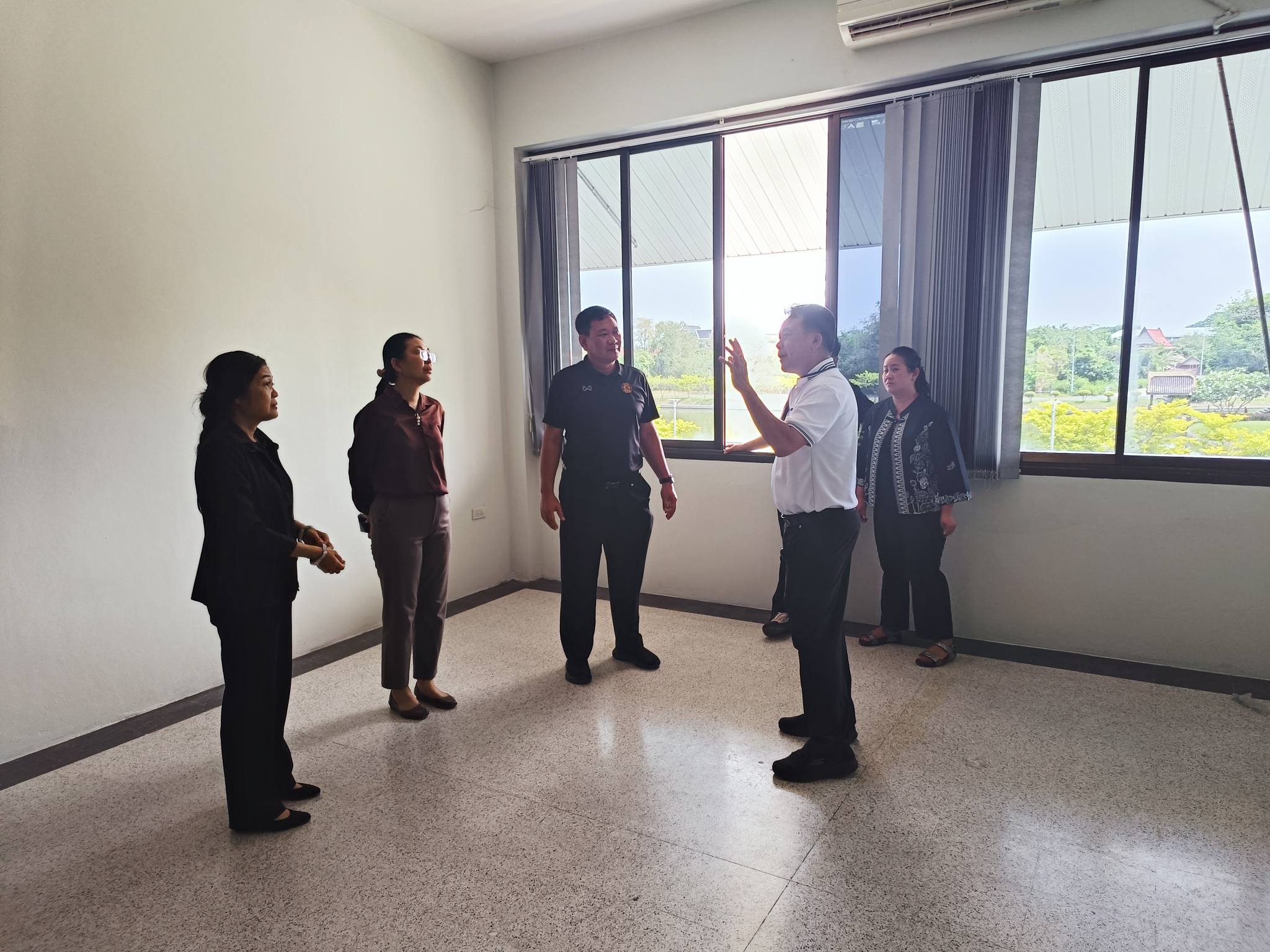 title - จากประดิพัทธ์ สู่ บางไทร : รองเลขาฯ นำทีม สพท. สำรวจพื้นที่อพยพที่ทำการชั่วคราว