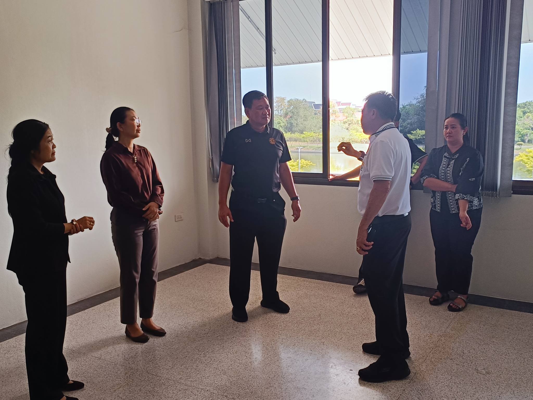 title - จากประดิพัทธ์ สู่ บางไทร : รองเลขาฯ นำทีม สพท. สำรวจพื้นที่อพยพที่ทำการชั่วคราว